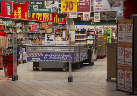 Un tânăr și-a dat demisia și a plecat din magazinul în care lucra cu un coș în valoare de 950 de euro pe care a plătit doar 12 cenți