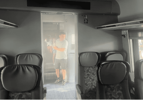 A luat foc un tren de călători în Gara de Nord. Angajații au încercat să stingă incendiul cu o sticlă cu apă