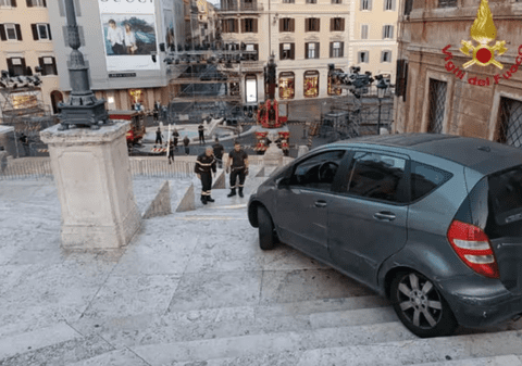 Un șofer de Mercedes de 80 de ani a vrut să coboare cu mașina Treptele Spaniole din Roma
