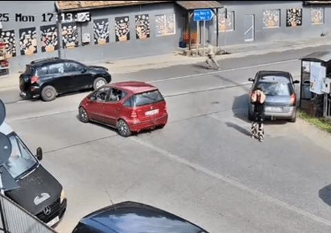 Pieton lovit de mașină și aruncat 15 metri pe șosea, s-a ridicat și a intrat ca și cum nimic nu s-ar fi întâmplat într-un magazin din Cluj