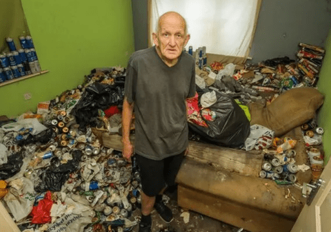 Un chiriaș de coșmar a lăsat un munte format din mii de doze de bere când a plecat din apartament. Dar proprietarii au fost oripilați de un alt detaliu