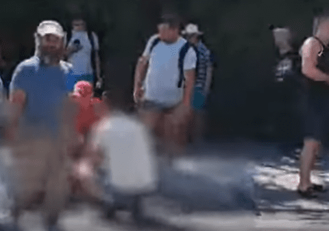 Un șofer de autocar nervos s-a dat jos din mașină să înjure un pieton, dar a fost luat la bătaie de acesta, în Eforie Nord I VIDEO