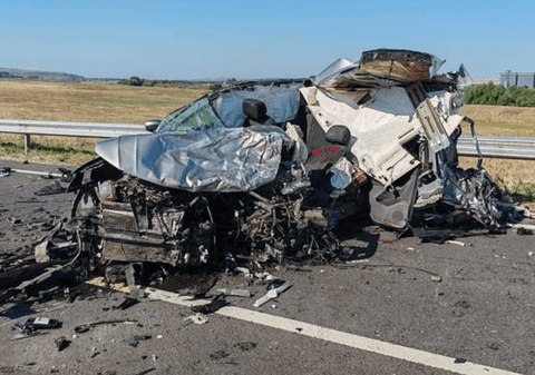 O mașină de teren a intrat sub un TIR și a fost complet strivită, pe șoseaua de centură din Bârlad. Șoferul a murit pe loc