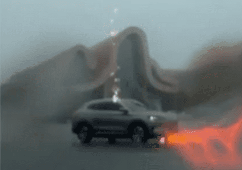 Momentul în care un fulger lovește o mașină care circula cu viteză, în China