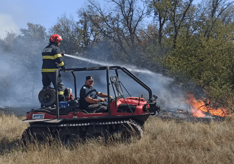Incendiu de vegetaţie uscată în Brăila, pe linia de tramvai din apropierea stațiunii Lacu Sărat