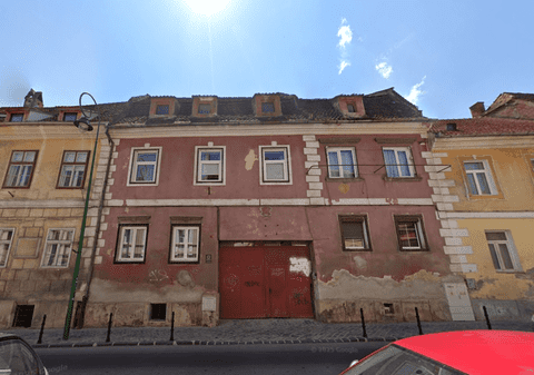 Cea mai veche casă locuită din Brașov, ridicată la 1700, a fost încadrată în clasa I de risc seismic. O parte din ea s-a prăbușit