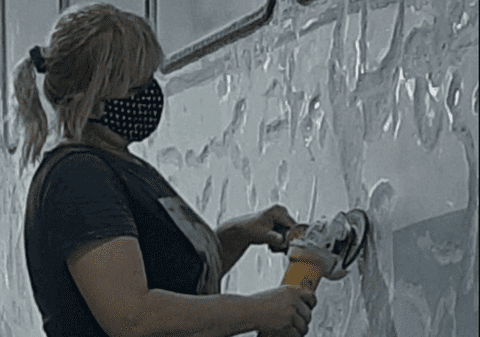 De 40 de ani, Larissa vopsește tramvaiele din Timișoara: „Meseria mea este bănoasă. Dacă n-aș munci, n-aș avea vlagă”