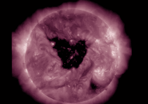 O pată gigantică în formă de fluture a apărut pe Soare și ar putea declanșa aurora boreală pe Pământ