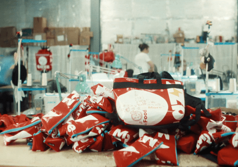 Le-au tăiat gențile de mâncare ale curierilor și le-au dus în Ferentari. Ce-au găsit peste 300 de elevi pe bancă, la școală