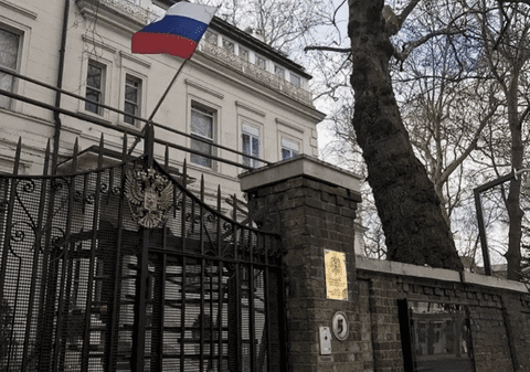 Un bărbat drogat a încercat să intre cu maşina în porţile Ambasadei Rusiei din Bucureşti, dar a fost oprit la timp de un jandarm