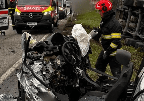 Doi tineri au murit pe loc la Cluj, în Câțcău, după ce mașina în care se aflau s-a izbit de un camion