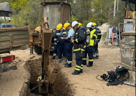 Conductă de gaze spartă în Băile Olănești de muncitorii care săpau la canalizare: zeci de persoane, evacuate din locuințe