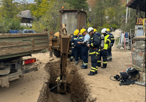 Conductă de gaze spartă în Băile Olănești de muncitorii care săpau la canalizare: zeci de persoane, evacuate din locuințe