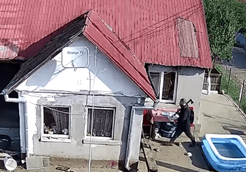 Momentul în care Emil Gânj a ucis-o pe Anda. Criminalul din Mureș, căutat de mai bine de 3 luni, filmat cum sparge ușa cu toporul