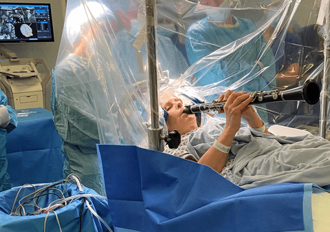 O femeie a cântat la clarinet în timpul unei operații pe creier pentru Parkinson și a simțit imediat îmbunătățiri