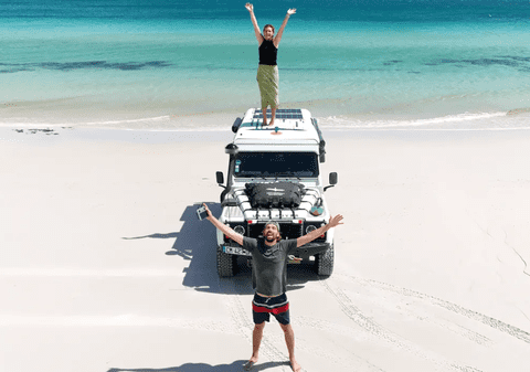 Povestea tinerilor care s-au mutat într-un Land Rover și au pornit într-o călătorie de 160.000 km: „Banii au început să vină”