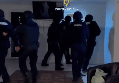 Trei polițiști din Timiș au fost reținuți în dosarul bijuteriilor din Turcia. Kilograme de aur și mari sume de bani, descoperite la percheziții