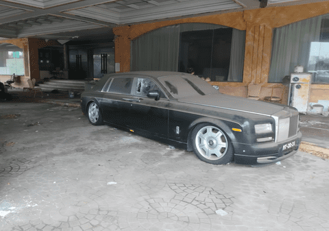 Limuzine Hummer și Rolls Royce-uri abandonate în fostul hotel de lux al unui infractor, descoperite de doi vloggeri