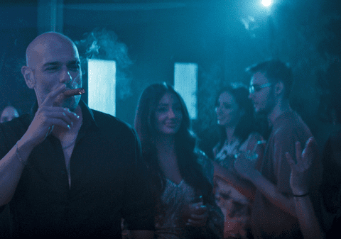 O comedie românească pune sub lupă relațiile moderne și datingul din 2025. Matei Dima: „N-ar trebui să cedăm presiunii sociale din jur. N-ai copii? E OK. Ai copii? E OK”