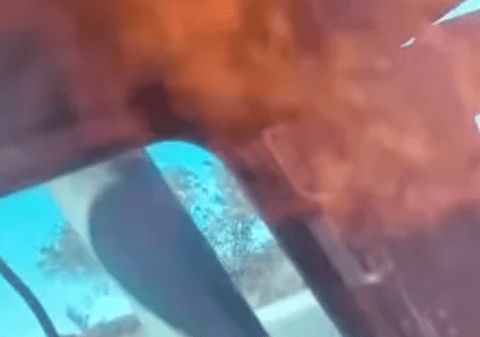 Momentul în care soldați ucraineni, cuprinși de flăcări, sar dintr-un Humvee lovit de dronă