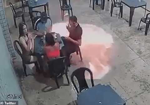 Momentul în care o țigară aprinsă a fost la un pas să provoace o explozie la o benzinărie din Brazilia