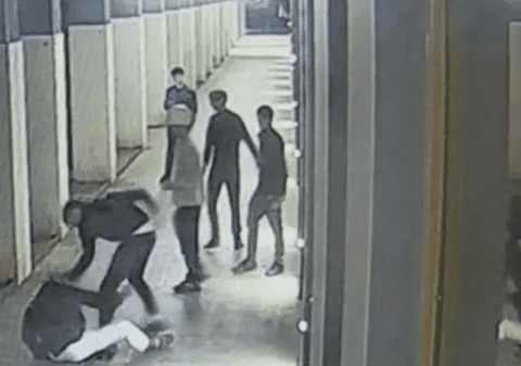 Student atacat și înjunghiat pentru 50 de euro de către cinci tineri în Italia: „Să sperăm că moare, ca să nu ne recunoască”