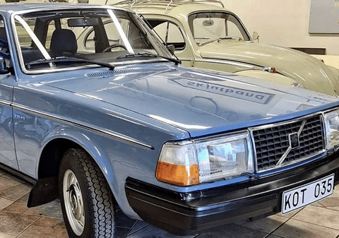 Un șofer a condus 1.000 de kilometri cu o mașină nou-nouță, apoi a ascuns-o în garaj 44 de ani, în stare perfectă