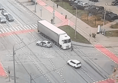 Un șofer de TIR a murit la volan și camionul a mers singur prin intersecție. Un polițist s-a urcat la volan și l-a oprit, în centrul Moscovei