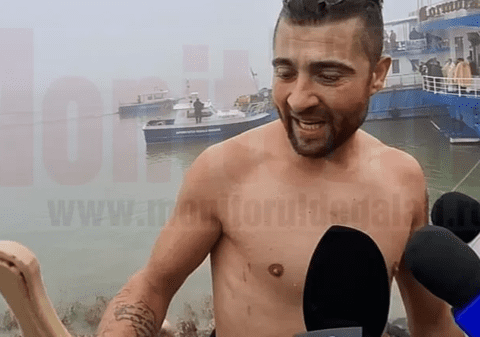 La Galați, un muncitor a prins crucea de Bobotează, după ce s-a aruncat în apele Dunării care aveau doar 4 grade