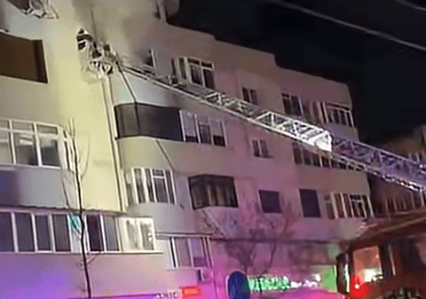 Incendiu într-un bloc din Slatina. Trei oameni au fost salvați cu autospeciala pentru intervenție la înălțime