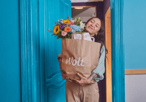 Wolt aduce primăvara la ușă: reduceri de până la 20% pentru 1 și 8 Martie