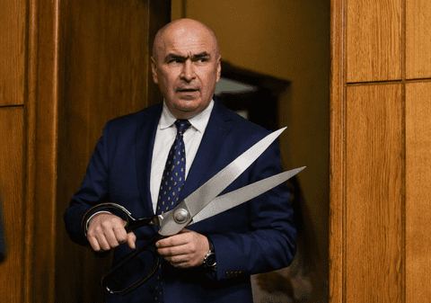 Bolojan, omul-foarfecă, și restul