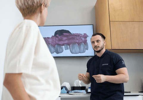 Adevărul despre respirația urât mirositoare: Când e cazul să ne alarmăm și care sunt primii pași de intervenție?