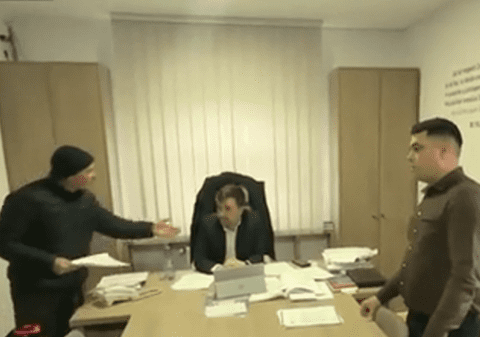 Oamenii au intrat peste primar, furioși pe taxe, într-o localitate din Suceava. „Arată mânuța asta de domnișoară la oameni”