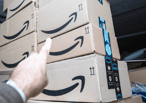 Colete Amazon sigilate cumpărate la kilogram și revândute l-au făcut milionar pe un italian: „Clienții caută surpriza”
