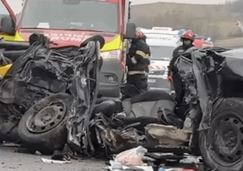 Cinci bărbați au murit într-un accident la Sânpaul, în Cluj. Mașina în care se aflau a fost făcută praf, strivită între două TIR-uri