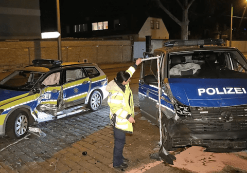 Patru ofițeri au ajuns la spital, după ce două mașini de poliție s-au ciocnit violent în timp ce urmăreau un Mercedes furat de doi tineri