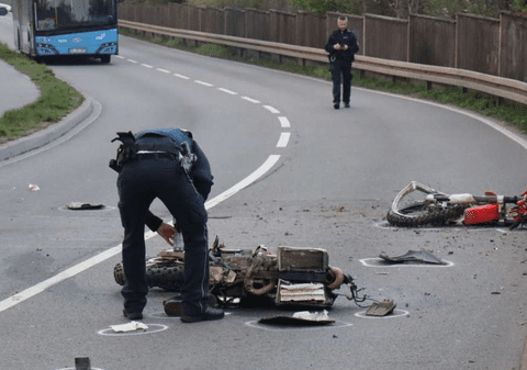 Un motociclist a lovit parapetul unui pod și a căzut în gol direct pe șinele de tren aflate dedesubt, în Germania