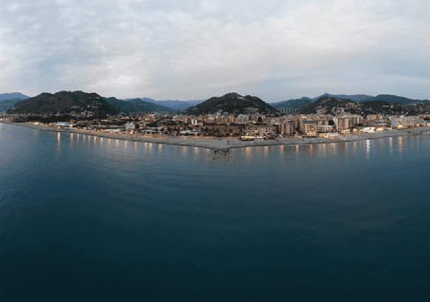 O stațiune de pe litoral își schimbă numele ca să atragă mai mulți turiști: motoarele de căutare online o confundă cu o regiune montană, în Italia