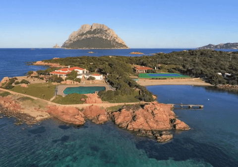 O vilă de 500 mp cu 13 dormitoare s-a vândut după 1 an de negocieri. În 2023, a fost închiriată pentru nunta unui prinț arab