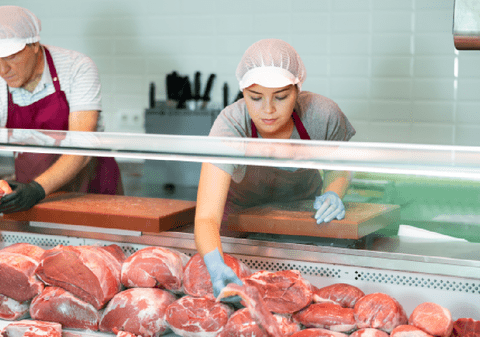 Angajata unei măcelării care și-a lovit șeful cu o bucată de carne a fost concediată, dar a câștigat în instanță 75.000 de euro