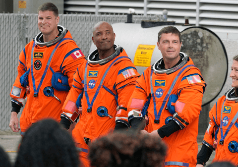 Artemis 2 se întoarce acasă: NASA a proiectat costumele portocalii pentru cel mai rău scenariu posibil