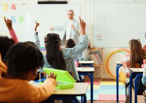 Directorul unei școli a muncit 3.000 de ore suplimentare și 5 ani primește salariul integral chiar dacă stă acasă, în Austria