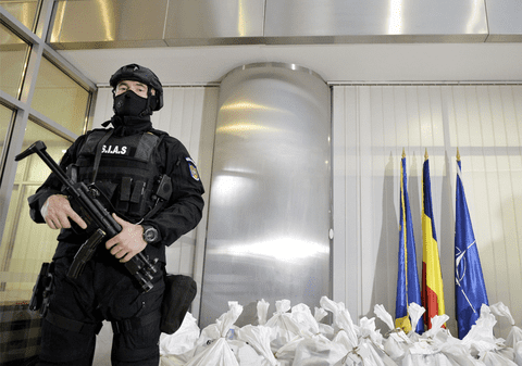 Cum penetrează cocaina prin vămile din România. Cazul lui Elvis Piroviq, albanezul care aduce câte 10 kg de droguri cu maşina, dar reuşeşte să stea departe de arest