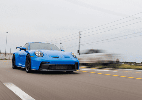 O femeie de 92 de ani a fost prinsă cu 228 km/h într-un Porsche de 510 CP, pe o autostradă din Franța: „Ador să conduc repede”