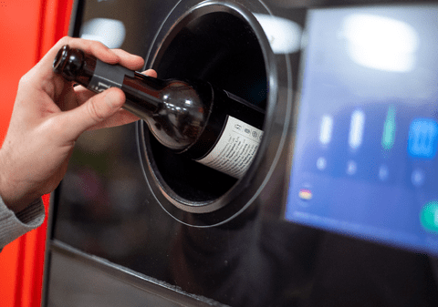 Angajatul unui supermarket a păcălit de mii de ori Sistemul de Garanție-Returnare și a câștigat peste 3.000 de euro, în Austria