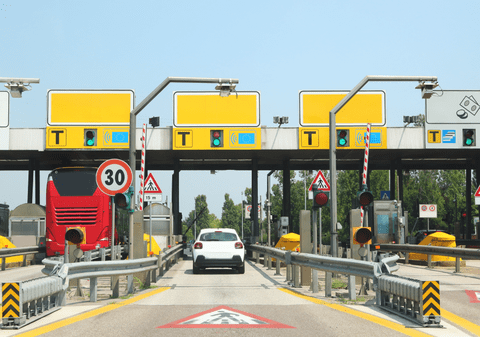 Amendă de peste 1.700 de euro și permisul suspendat pentru o simplă manevră făcută de șoferi la stațiile de taxare de pe autostrăzi, în Italia
