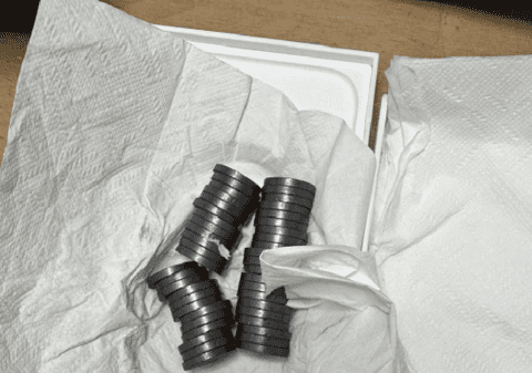 O femeie a plătit 1.400 de euro pentru un iPhone de pe Amazon, dar când a deschis coletul „s-a albit la față”