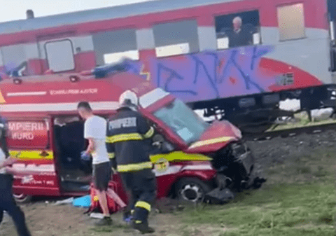 O ambulanță aflată în misiune, care ducea pacientul la spital, a fost lovită de tren în Timiș: 4 oameni au fost răniți