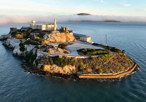 Trump vrea să redeschidă Alcatrazul și cere 152.000.000 de dolari pentru a restaura faimoasa închisoare